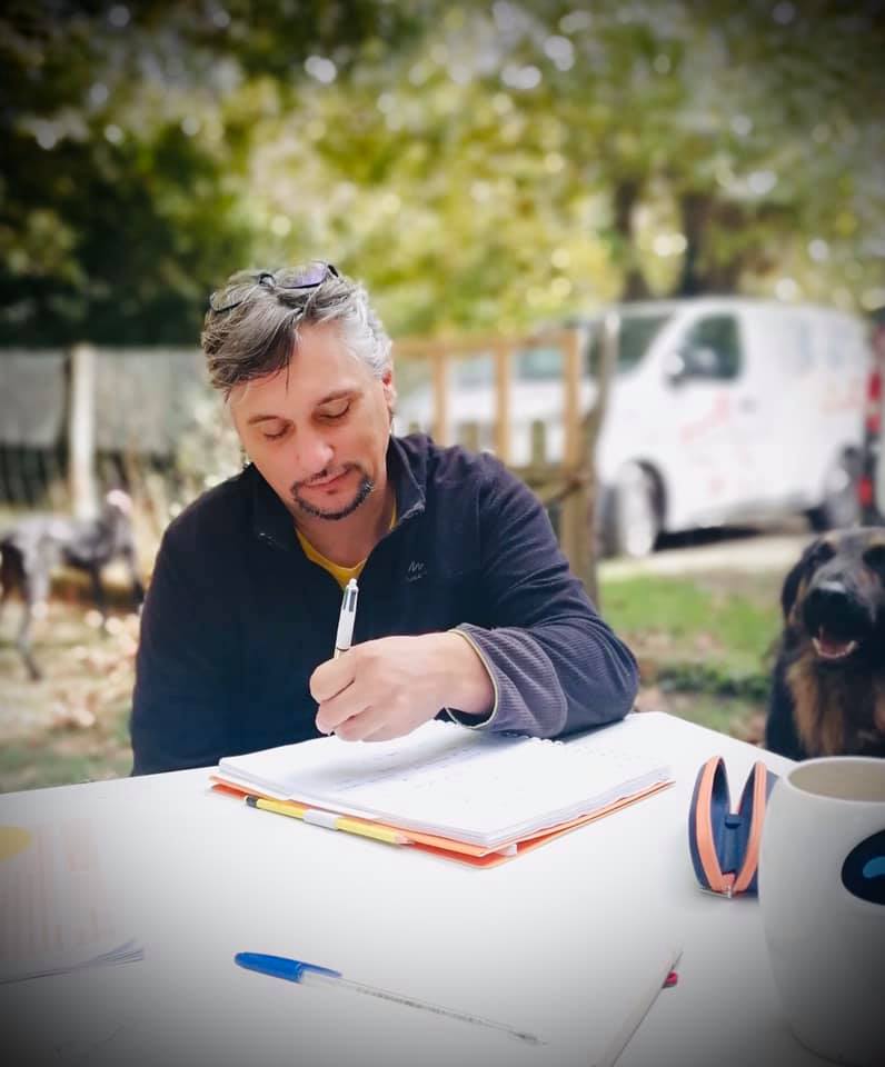 Loïc, éducateur canin diplômé d'État à Pau